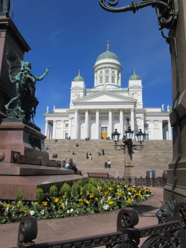 Das weiße Herz der Stadt: der Dom von Helsinki (Finnland)