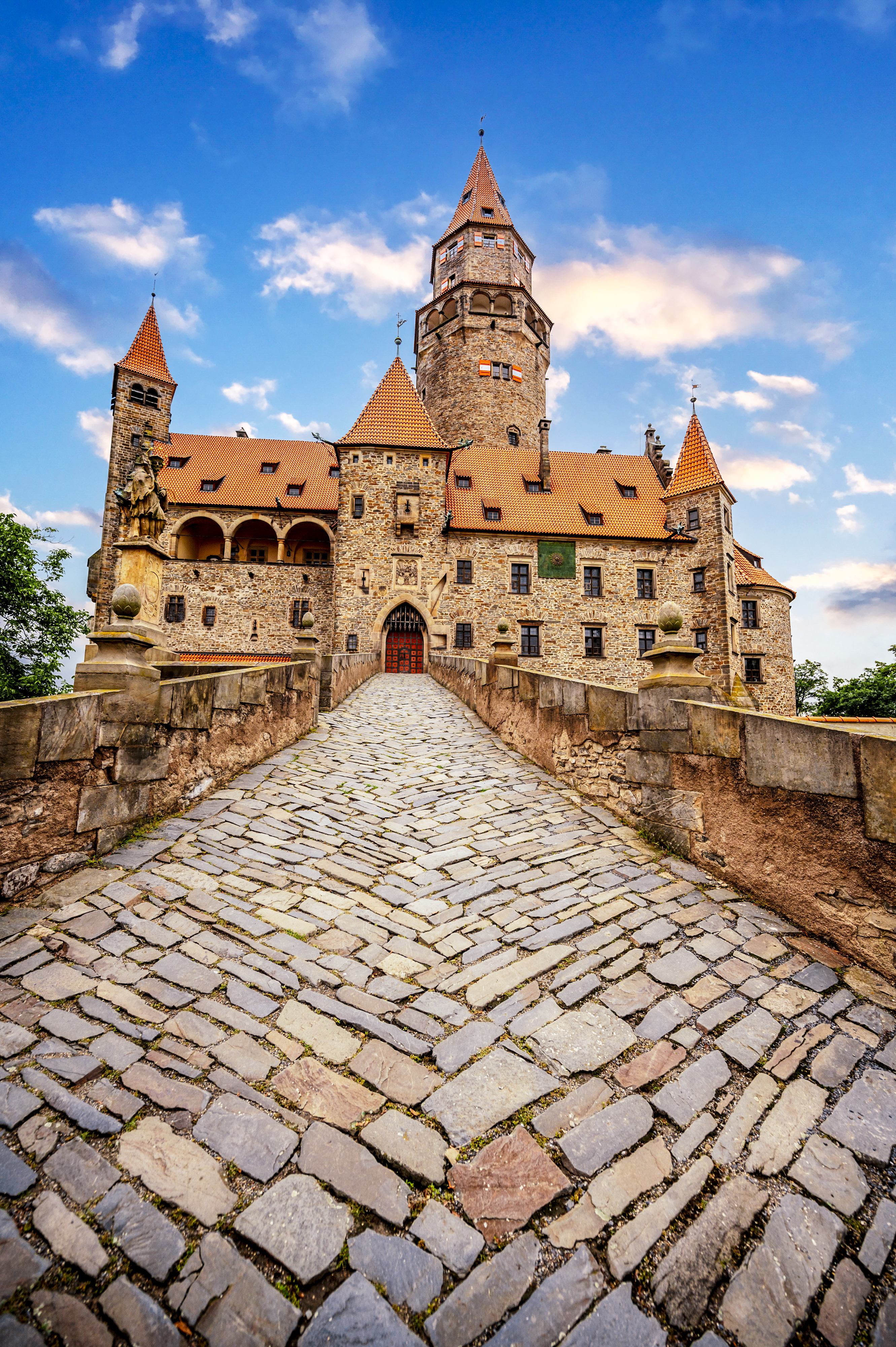 Das geheimnisvolle Schloss Bouzov: Legenden, Mythen und königliche Intrigen