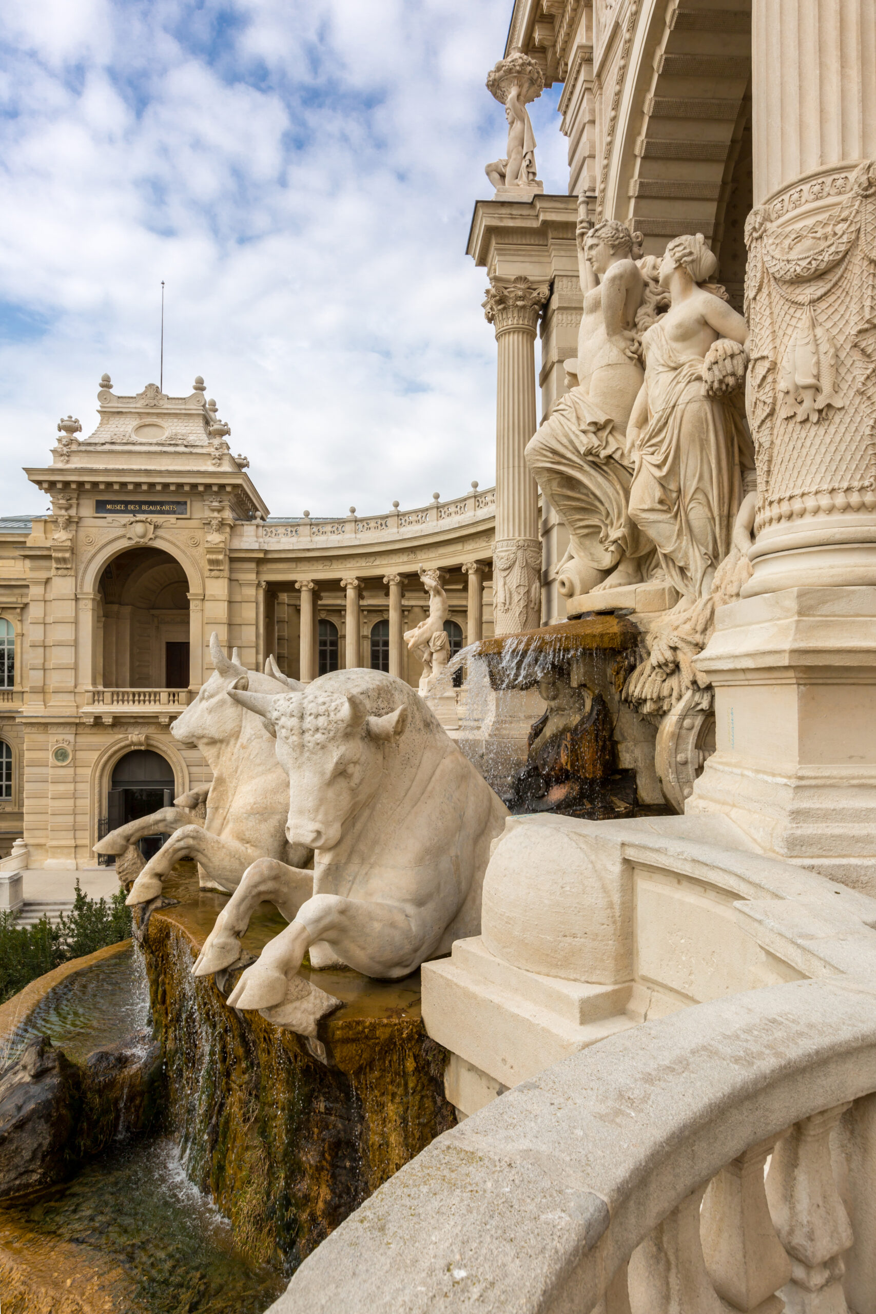 Palais Longchamp: Ein Monument aus Wasser und Wunder