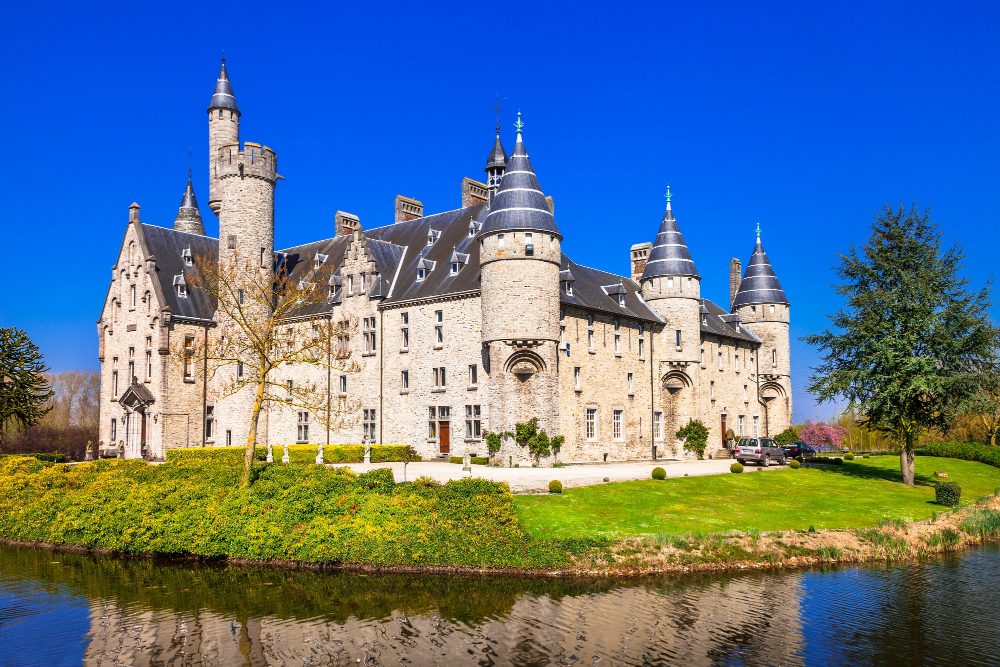 Schloss Bornem: Die bewegte Geschichte hinter den Mauern der Vergangenheit