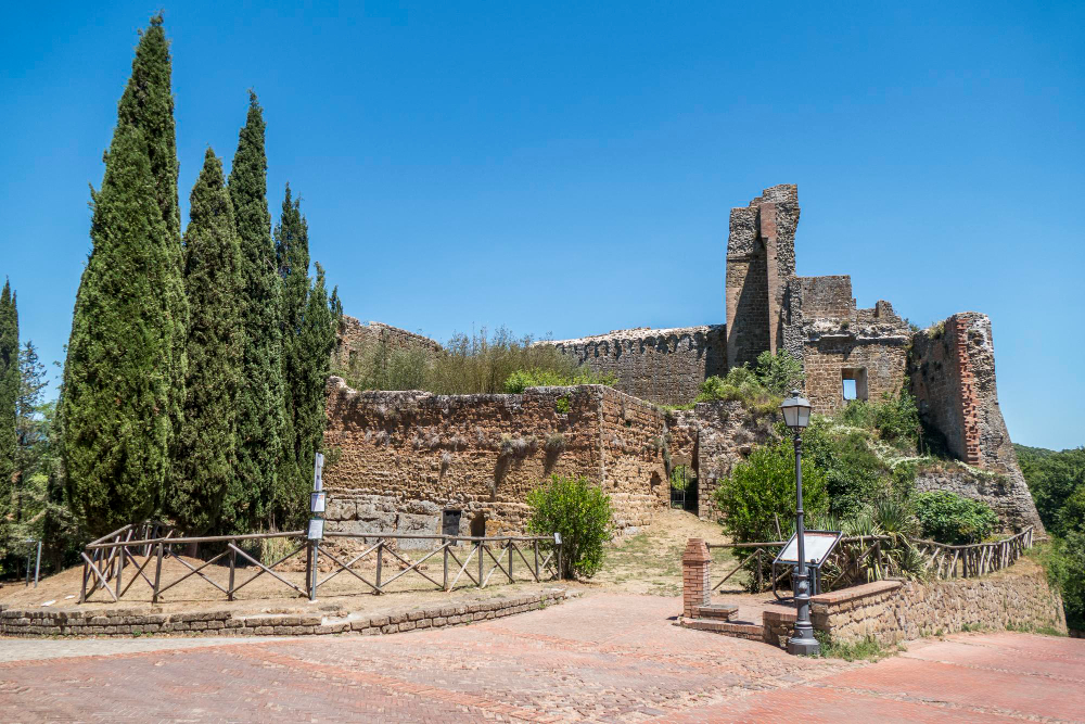 Die Ruinen der Rocca Aldobrandesca: Geschichte, Mythos und Bedeutung eines vergessenen Juwels