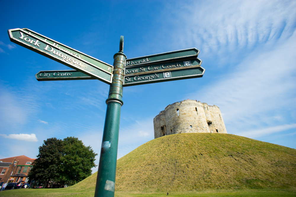 Clifford’s Tower in York: Wo Geschichte auf Legende trifft – Ein Wahrzeichen mit bewegter Vergangenheit