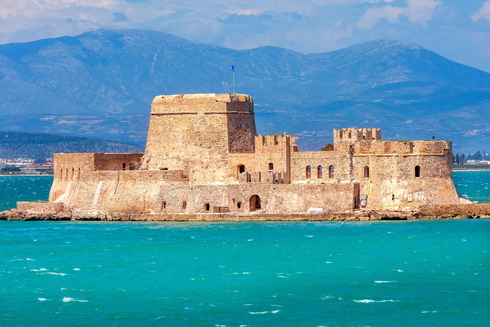 Die Wasserfestung Bourtzi in Nafplio: Die faszinierende Geschichte einer venezianischen Festung im Herzen des Mittelmeers