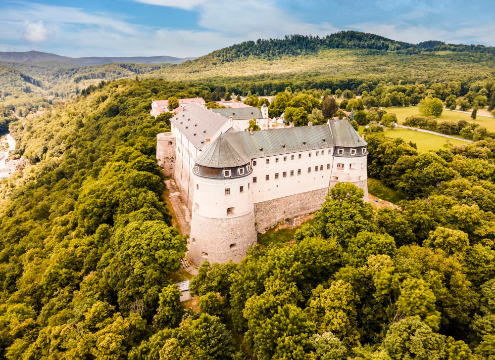 Die Burg Červený Kameň – Ein steinernes Zeugnis der Geschichte und Macht in den Kleinen Karpaten