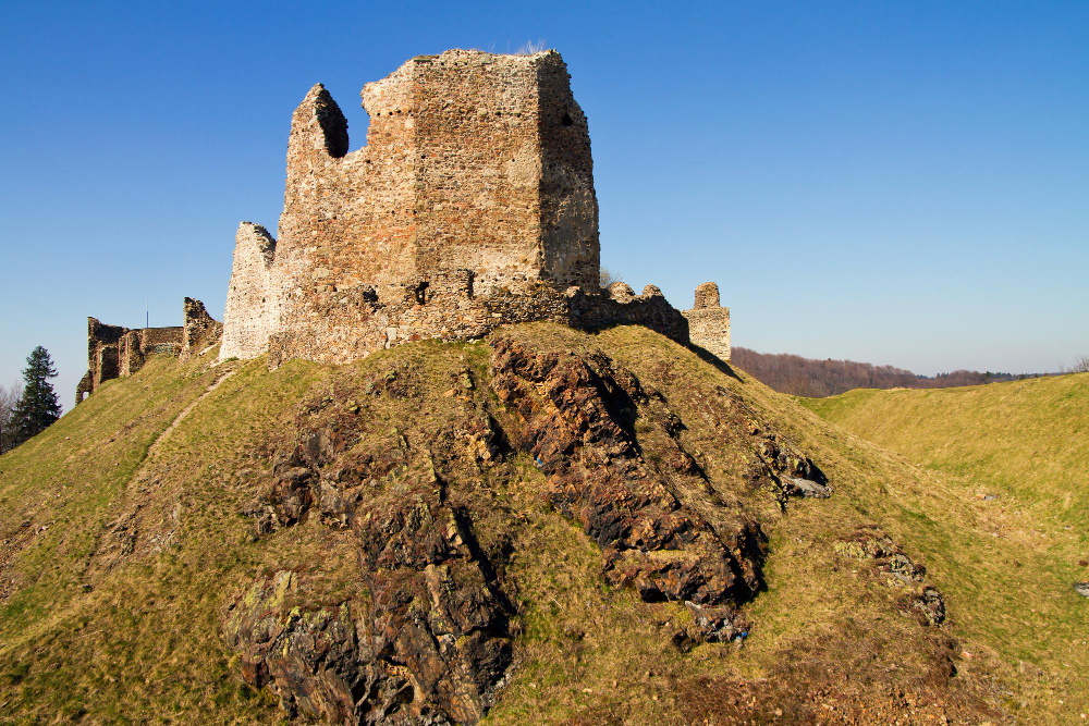 Die geheimnisvolle Burg Lichnice: Geschichte, Legenden und die Kraft des Eisernen Gebirges