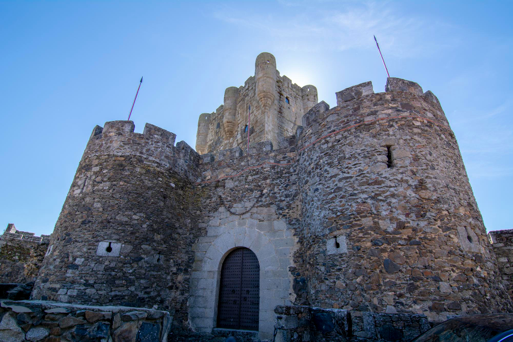 Burg Monleón: Ein steinerner Wächter zwischen León, Kastilien und Portugal